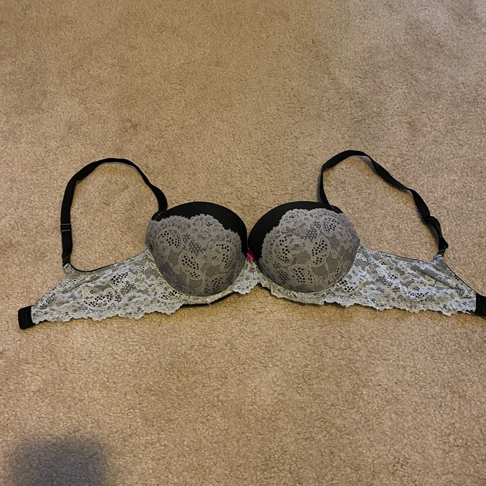 Victoria’s Secret 32D bra